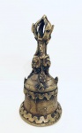 Antiga Campainha de mesa em bronze decorado com relevos. Med. Alt. 15 cm. Diâm. 8 cm.