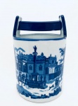 Floreira no feitio de balde, em porcelana azul e branca, com cenas de época. Med. Alt. 21 cm. Diâm. 14 cm.