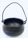 Caldeirão decorativo em ferro, com alça. Med. Diâm. 22 cm. Alt. 12 cm.