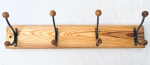 Cabideiro em Pinho de Riga com quatro ganchos. Med. 51x10 cm.