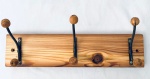 Cabideiro em Pinho de Riga com três ganchos. Med. 40x10 cm.