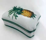 Caixa / Porta-joias retangular em porcelana decorada com abacaxi. Med. 19x8x13 cm.