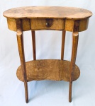 Mesa dita rim em rádica, frente constando de uma gaveta, pernas levemente encurvadas reunidas por prateleira na parte inferior. Med. 74x60x28 cm.
