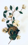 Arandela de parede para uma lume, decorada com flores e folhas, sem instalação elétrica. Med. 63x35 cm.