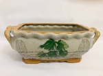 Cachepot em porcelana com duas alças decorado com folhas. Med. 31x17x11 cm. 