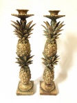Par de castiçais em formato de abacaxi, em resina dourada. Med. 39 cm.