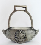 Antigo Estribo em metal, com brasão da República Estados Unidos do Brasil. Med. 16x16 cm.