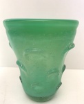 Vaso em vidro de murano verde, decorado com relevos. Med. Alt. 17 cm. Diâm. 14 cm.