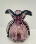 Vaso em vidro de murano roxo com a borda ondulada. Med. 13x11 cm.