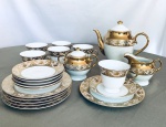 Belíssimo Conjunto para chá em porcelana japonesa branca filetada à ouro, contendo 15 peças, sendo: um bule, uma leiteira, um açucareiro, seis xícaras e seis pires. Marcados na base. Em ótimo estado de conservação. 