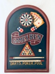 Placa decorativa em madeira ornada com dardo, fichas, baralho e bilhar, com dizer Games Ben  Darts; Poker; Pool. Med. 60x40 cm.