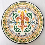 Antigo Prato Medalhão em cerâmica, pintado à mão, decorado com arabescos em rica policromia, marcado na base. Med. Diâm. 39,5 cm.