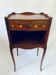Mesa lateral em madeira nobre, decorada com delicado trabalho em marchetaria no tampo e na gaveta, contendo uma gaveta e um espaço/prateleira abaixo. Med. 74x39x31 cm.