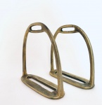 Par de estribos em metal dourado. Med. 12,5x12 cm.