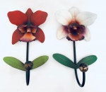 Dois cabides representando orquídeas. Med. 26 cm.