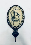 Cabide contendo um gancho decorado com poltrona e dizer Paris, borda xadrez. Med. 23x12,5 cm.