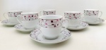 Lindo Jogo de chá com 12 peças em porcelana branca Nisibis, decorado com flores em tom rosado e detalhes em tom prateado. Med. Xícara: 7,5x10 cm. Pires: Diâm. 14 cm.
