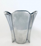 Vaso no estilo Art déco em alumínio escovado. Med. 23x25 cm.