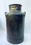 Antigo Latão para leite, 50 litros. Med. Alt. 65 cm. Diâm. 35 cm.