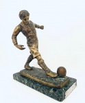 Excepcional bronze representando jogador, com placa Bronze Marcondes Filho  Trabalho x Justiça, 26-06-43, assinado, assinatura não identificada. Med. Alt. 30 cm. 12,5x25,5 cm. Peso: Aprox. 5 kg.