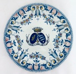 Antigo Prato em porcelana francesa Gien, séc. XVIII, com brasão que representa a união de nobres. Med. Diâm. 22 cm.