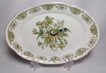 Belíssima Travessa rasa em porcelana Steatita com decoração floral e aves em tom verde. Med. 28x18 cm.