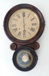 Belíssimo Relógio de parede Ingraham modelo dito "Oito", mostrador em algarismo romano, caixa original com selo do fabricante. Med. 55x34x10 cm. (altxdiâmxprof.)