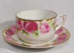 Belíssima Xícara de chá em fina porcelana  Alemã - Tielsch Altwasser (1939) com rica decoração floral e detalhes a ouro.