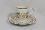 Belíssima xícara de café colecionável em fina porcelana com decoração floral e filetada a ouro.