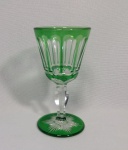 BACCARAT - Belíssima taça em fino cristal lapidado, Francês - Baccarat (Séc. XIX) em tom verde. Med. Alt. 11 cm.