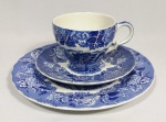 Trio para Chá em faiança inglesa - Wood & Sons com decoração dita "Fazendinha" em tom azul e branco.