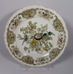 Belíssimo prato decorativo em porcelana Steatita decorado com flores e aves em tom verde, borda filetada a ouro. Med. Diâm. 25 cm.