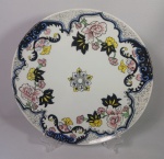 Belíssimo medalhão em porcelana com rica decoração floral pintado à mão com detalhes em azul. Med. 27 cm.