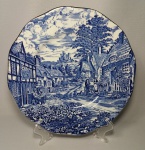 Belíssimo prato decorativo em porcelana Inglesa - Enoch Wedgwood - Old English Village, com decoração de vilarejo em tom azul e branco. Med. Diâm. 25 cm.