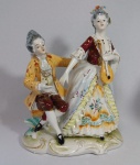 Belíssimo Grupo escultórico de porcelana representando casal com trajes de época. Med. 18x14cm (altxcomp)