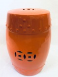 Seat Garden em porcelana na cor laranja, com detalhes vazados. Med. Alt. 48 cm. Diâm. assento: 29 cm.