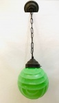 Luminária de teto em vidro opalinado na cor verde decorado com relevos, com pendente e corrente. Instalação elétrica em perfeito estado. Med. Total c/ corrente: 62 cm. Vidro: 22 cm.