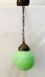 Luminária de teto em vidro opalinado na cor verde decorado com relevos, com pendente e corrente. Instalação elétrica em perfeito estado. Med. Total c/ corrente: 62 cm. Vidro: 20 cm.