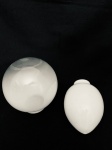 Duas cúpulas brancas, uma delas para arandela de parede em vidro leitoso. Med. 17x12 cm. / 15x15 cm.