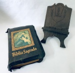 Porta bíblia em madeira e Bíblia Sagrada edição Barsa para a Família Católica, 1965. Med. Porta bíblia: 27 cm. Bíblia:  30 cm.