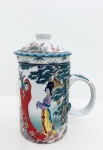 Caneca para chá, com coador interno e tampa removíveis, em porcelana oriental esmaltada, decorada com cenas do cotidiano. Med. Alt. 15 cm.