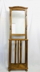 Chapeleiro de pé em madeira contendo espelho, quatro ganchos e espaço para guarda-chuva/bengala. Med. 1,80x0,57x0,23 m.