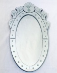 Belíssimo Espelho oval em cristal veneziano, com decoração floral. Med. 50x28 cm.