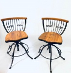 Duas cadeiras com assento giratório em Pinho de Riga, estrutura em ferro. Med. Alt. 71 cm. Assento: 35x34 cm.