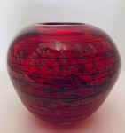 Vaso em vidro vermelho, decorado com partículas douradas e frisos na cor preta. Med. Alt. 18 cm. Diâm. 22 cm.