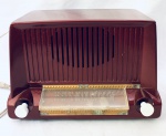 Antigo Rádio americano, G.E. (General Electric) valvulado, em baquelite, pintado e com tomada e botões novos. Liga, mas só faz ruído. Med. 24x32x21 cm.