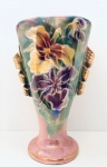 Lindo Vaso em porcelana, Art déco, na cor rosa com decoração floral de orquídeas e dourações. Med. 36x22x12 cm.