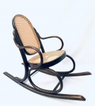 Cadeira de Balanço infantil em madeira, assento e encosto em palhinha. Med. 63x80x30 cm.