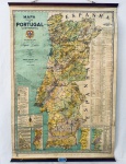 Mapa Escolar de Portugal, anos 60, produzido em Lisboa - Portugal. Med. 1,07x0,70 m.