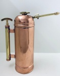 Colecionismo - Antigo pulverizador em cobre polido, tampa, pegador e bico em metal dourado. Med. 37x33 cm.